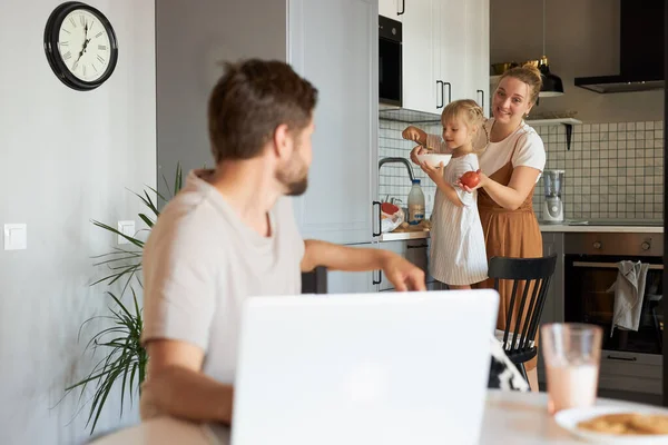 Adorável esposa e filha conversar com o homem que trabalha na cozinha — Fotografia de Stock