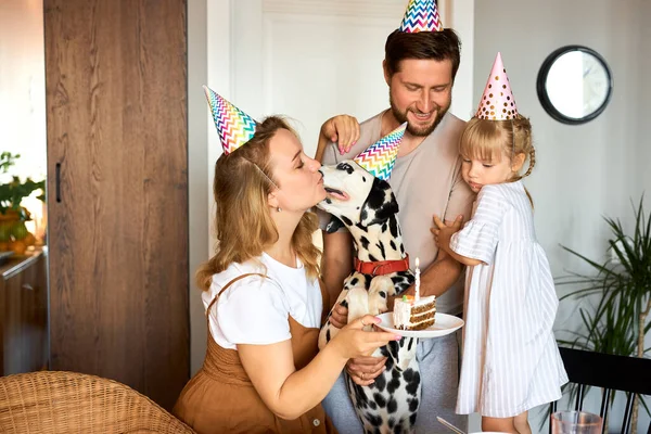 Όμορφη ευτυχισμένη οικογένεια γιορτάζουν τα γενέθλια μαζί — Φωτογραφία Αρχείου