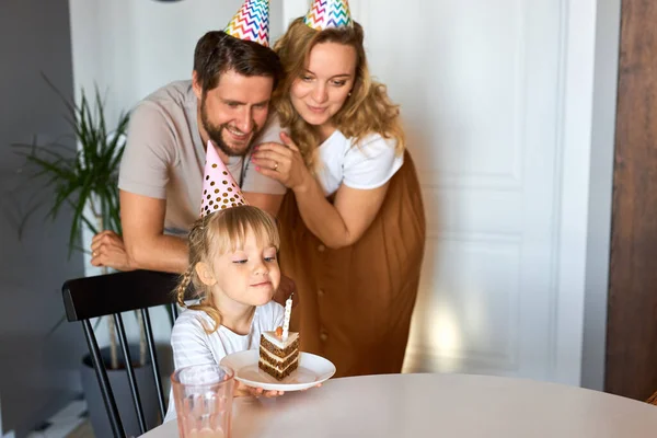 Ευτυχισμένη οικογένεια γιορτάζουν τα γενέθλια των παιδιών — Φωτογραφία Αρχείου
