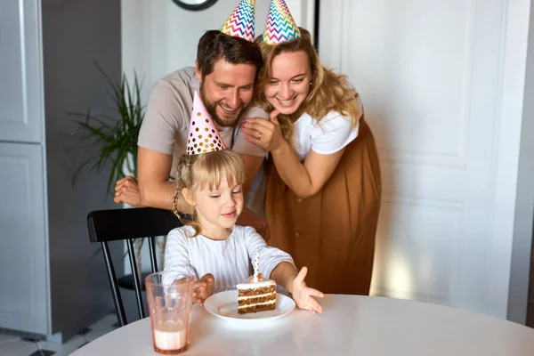 Счастливая семья празднует день рождения ребенка — стоковое фото