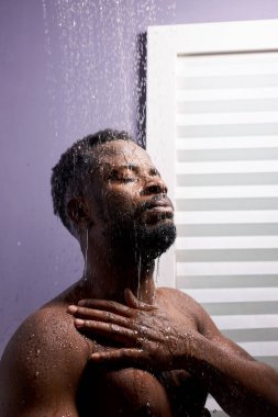 Duş kabinindeki adam, duş al.