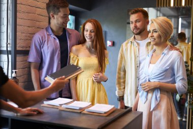 İşte buradasın. Hoş, mutlu arkadaş grubu menüyü alıyor.