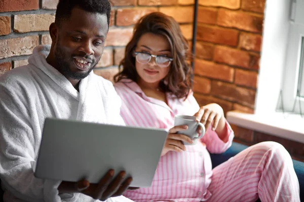 Gelukkig getrouwd stel kijken naar scherm van laptop — Stockfoto