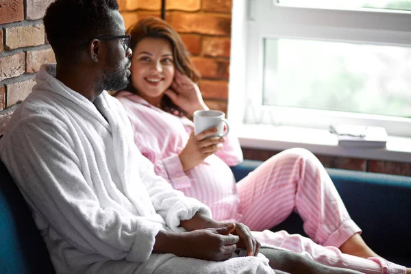 Gelukkige multi-etnische familie hebben rust, thuis praten, vrije tijd — Stockfoto