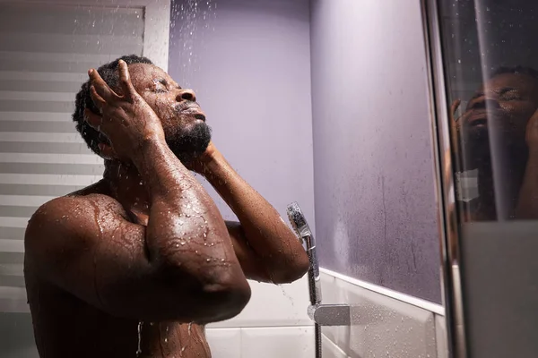 Jóképű férfi nedves fürdés zuhany alatt — Stock Fotó
