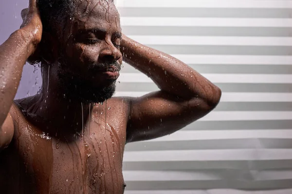 Atlétikai afrikai sportoló zuhanyozni edzés után, fitness — Stock Fotó