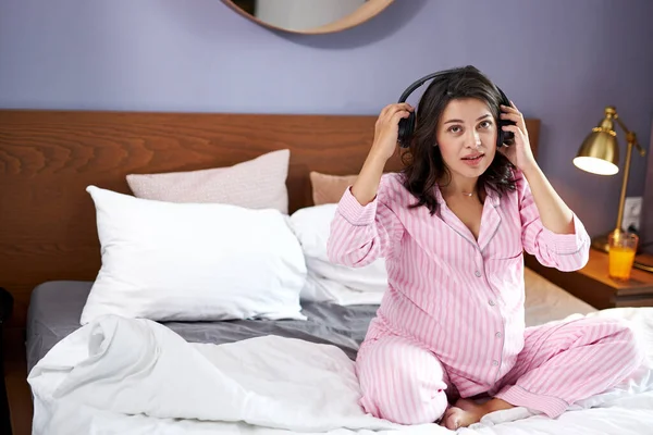 Fêmea grávida vai ouvir música — Fotografia de Stock