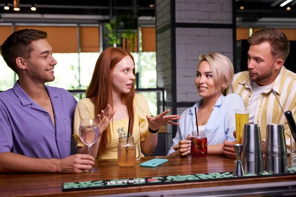 Retrato de los jóvenes reunidos por primera vez en un bar — Foto de Stock