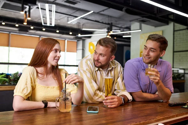 Retrato de los jóvenes reunidos por primera vez en un bar — Foto de Stock
