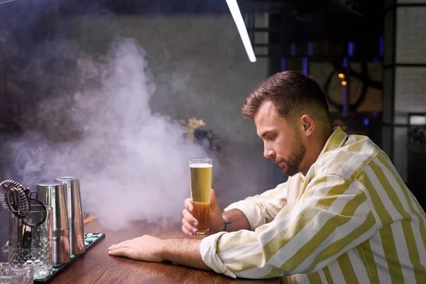 Pessoas, solidão, conceito de álcool. triste jovem solteiro bebendo álcool no bar ou pub — Fotografia de Stock