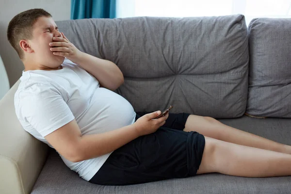 Somnoliento adolescente chico sentarse solo en casa — Foto de Stock