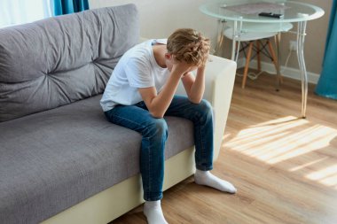 Genç çocuk siber zorbalıktan muzdarip.