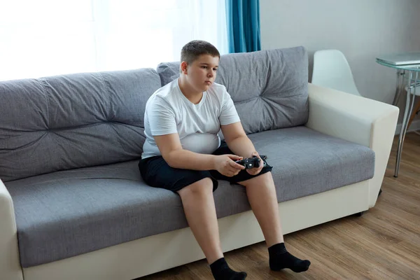 Gorda caucásico adolescente chico disfruta de video juegos — Foto de Stock