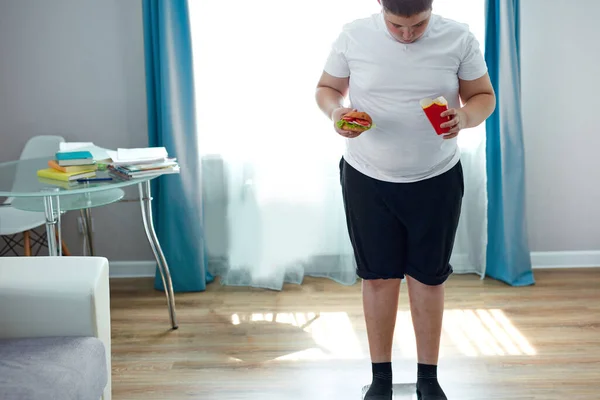 Gorda adolescente chico comprobar su peso en balanzas — Foto de Stock