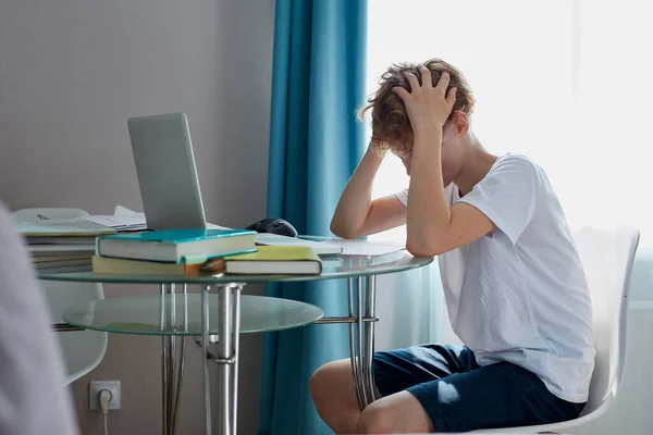 Depressziós iskolás fiú nem akar tanulni — Stock Fotó