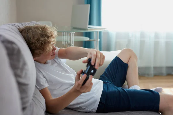 Juguetón adolescente aficionado a los videojuegos — Foto de Stock