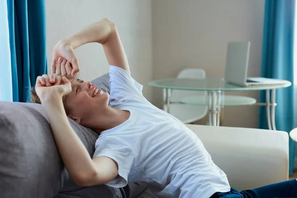 Somnoliento adolescente chico sentarse solo en casa — Foto de Stock