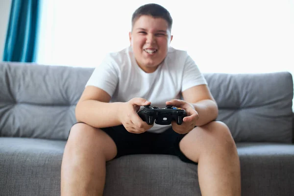 Gordura caucasiano adolescente menino gosta de jogos de vídeo — Fotografia de Stock