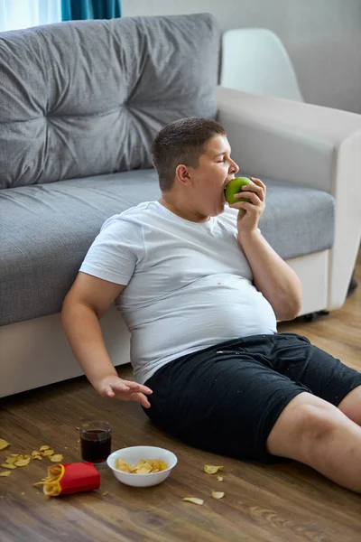 Chico gordo decidió comer comida saludable, decir no a la comida rápida —  Fotos de Stock