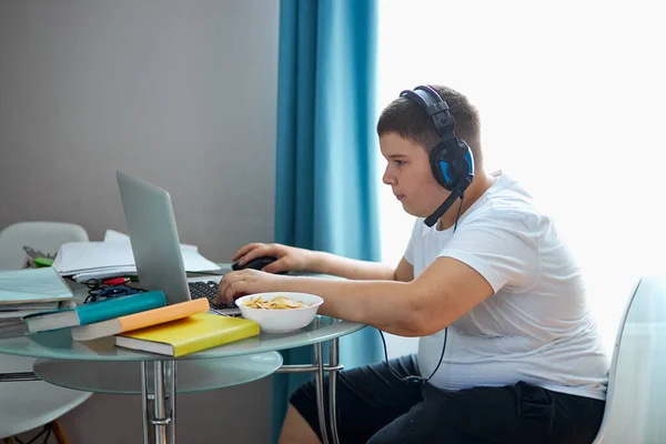 Passieve jongen zit altijd met laptop, spelen na school — Stockfoto