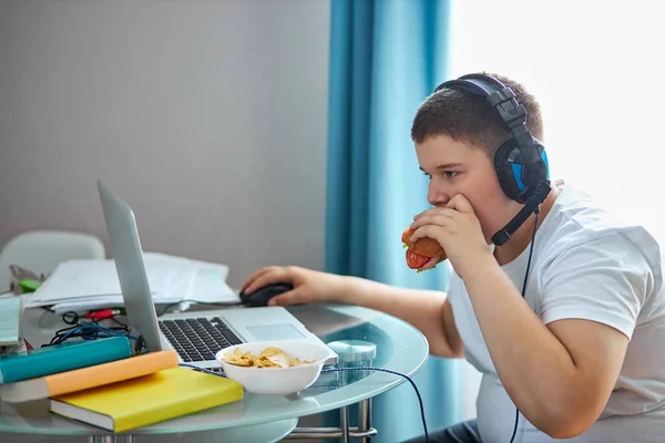 Passieve jongen zit altijd met laptop, spelen na school — Stockfoto