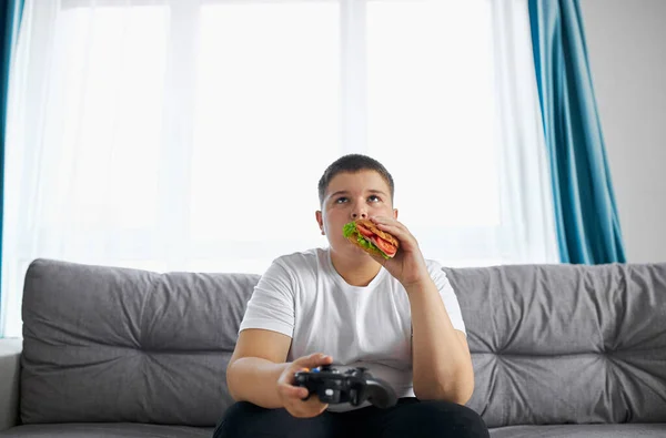 Agudo caucásico chico jugando video juegos — Foto de Stock