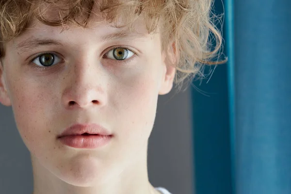 Primer plano retrato de pelirroja pecosa adolescente chico con mirada hechizante — Foto de Stock