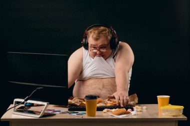 Mizah, şaka kavramları. Komik sinirli adamın bilgisayar sorunları var..