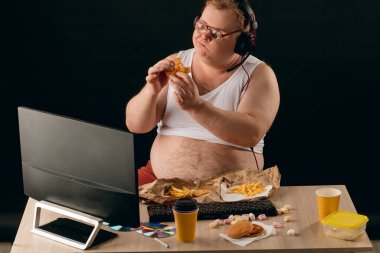 Obez adam lezzetli hamburgerle diyeti mahvetti. Oburluk kavramı