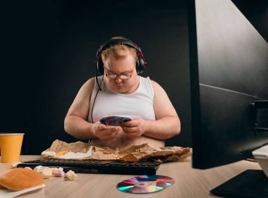 Uykulu adam diskleri kontrol ediyor.