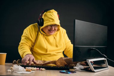 Pozitif adam bir arkadaşına video araması yapıyor.