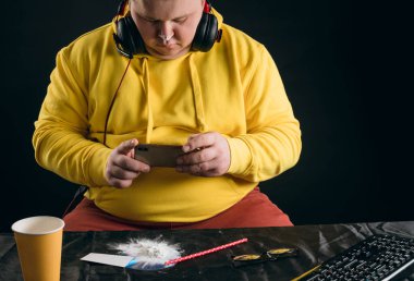 Genç tombul adam uyuşturucu fotoğrafları çekiyor, adam Dillers 'la sohbet ediyor.