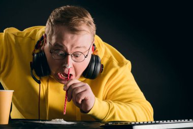 Heyecanlı adam evde kokain çekiyor. Fotoğrafı kapat