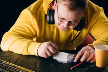 Neşeli mutlu adam uyuşturucu alacak.