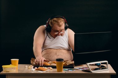 Korkak adam internette konuşuyor. Fotoğrafı kapat