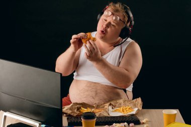 Geceleri hamburger yiyen tembel bir adam.