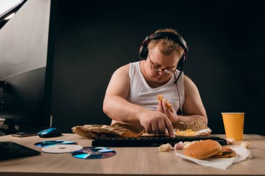 Kadın iki erkek tarafından taciz ediliyor, utangaç ve korkuyor.