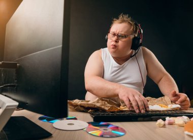 Bilgisayarı kullanan tombul blogcu. teknoloji kavramı