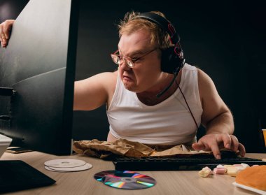 Adam bilgisayara bağımlı oluyor. kenar görünüm fotoğrafını kapat