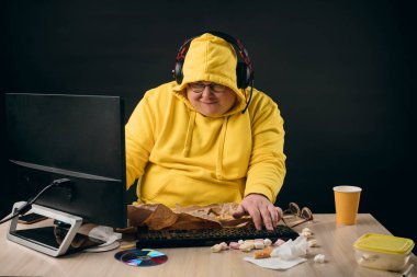 Gülümseyen adam çevrimiçi bilgisayar oyunları oynamaktan hoşlanıyor