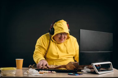 Neşeli adam arkadaşlarıyla çevrimiçi sohbet ederken dilini çıkarıyor.