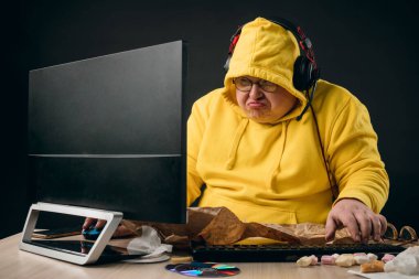 Mutsuz adam oyunu kaybetti.