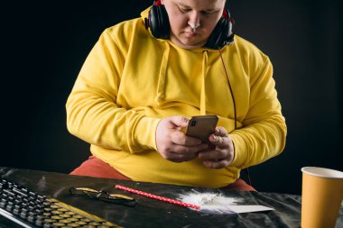 Genç şık adam internette geziniyor.