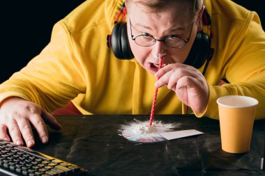 Şişman adam uyuşturucu kullanıyor. Fotoğrafı kapat