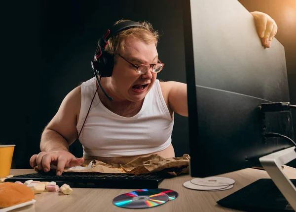 Gergin adam bazı önemli dosyaları kaybetmiş.