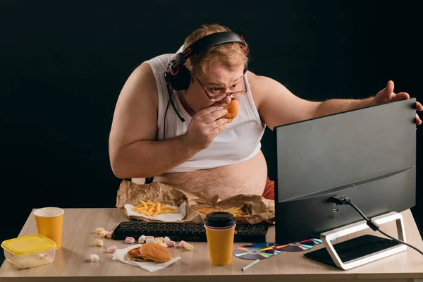 Pria gemuk menonton terjemahan sepak bola online — Stok Foto