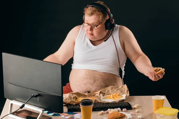 Adolescente Gordo Come Comida De Lixo E Joga Jogos De Computador Imagem de  Stock - Imagem de infância, rede: 196206977