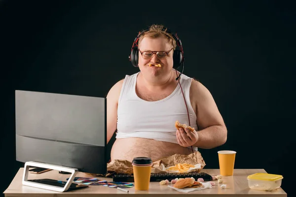 Tłuszcz człowiek korzystających fast food — Zdjęcie stockowe