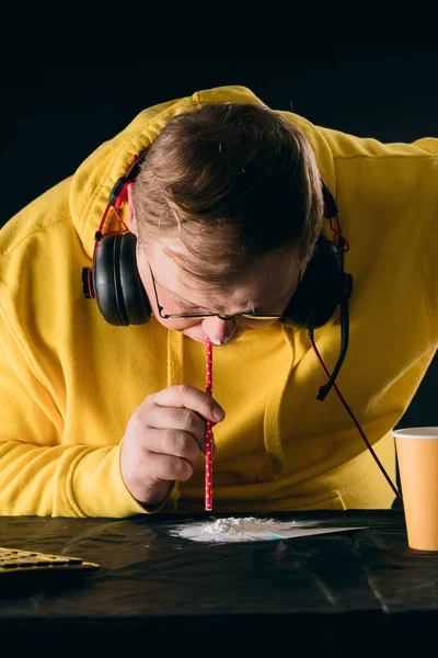 Close up portrait . guy testing the fine powder — Stock Photo, Image