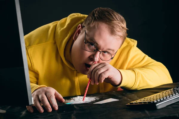 Cara gordo em óculos é viciado em drogas ilegais — Fotografia de Stock